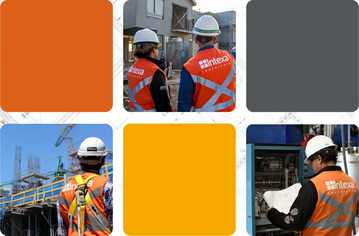 Profesionales de Intexa en obra junto a bloques de color naranja, gris y amarillo